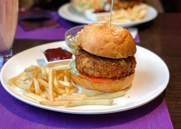 Burger gebakken aardappelen en ketchup op de tafel van het restaurant