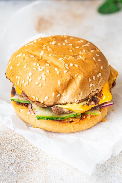 burger klassiek huisgemaakt broodje kaas groenten gegrilde kotelet gehakt varkensvlees rund- of kalfsvlees