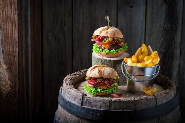 Burger met groenten beef en pepperoni geserveerd met friet