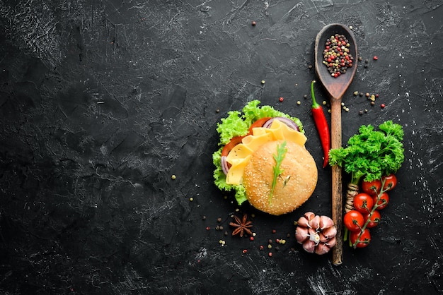 Burger met kaas, tomaten en ui ontbijt bovenaanzicht vrije ruimte voor uw tekst