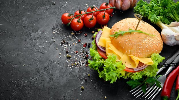 Burger met kaas, tomaten en ui Ontbijt Bovenaanzicht Vrije ruimte voor uw tekst