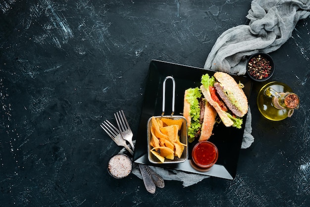 Burger met vlees en snacks nacho's In het bord Bovenaanzicht Vrije ruimte voor uw tekst Rustieke stijl