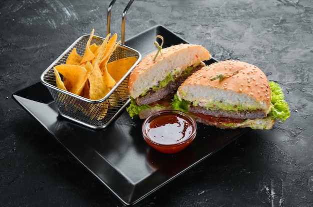 Burger met vlees en snacks nacho's In het bord Bovenaanzicht Vrije ruimte voor uw tekst Rustieke stijl