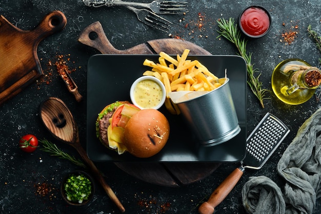 Burger met vleeskaas en friet Bovenaanzicht Vrije ruimte voor uw tekst