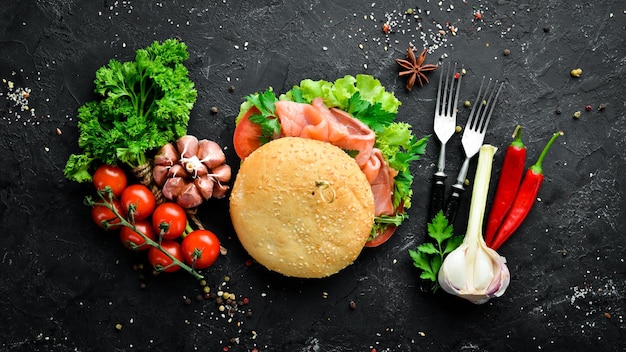 Burger met zalmtomaten en uien Ontbijt Bovenaanzicht Vrije ruimte voor uw tekst