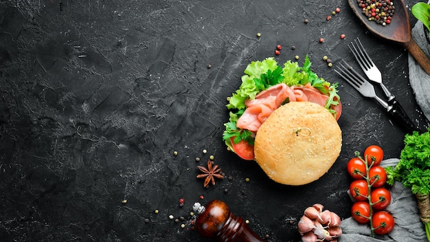 Burger met zalmtomaten en uien Ontbijt Bovenaanzicht Vrije ruimte voor uw tekst