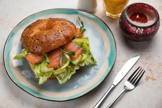 Burger sandwich met zalm, roomkaas, salade.