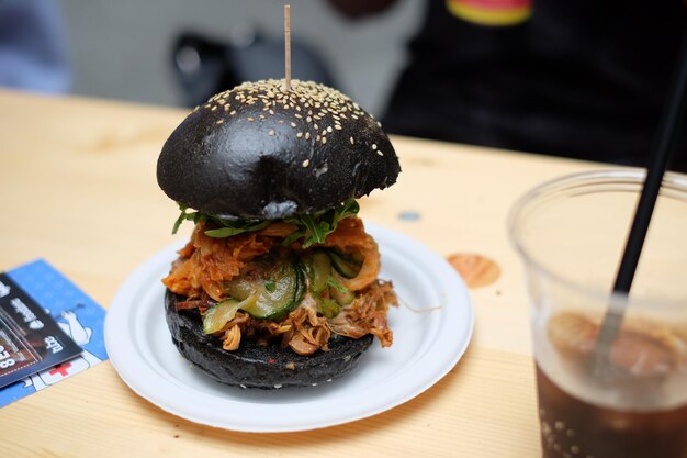 Photo burger served in plate on table at restaurant