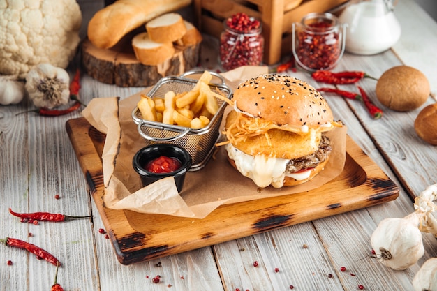 ビーフパティと3種類のチーズのバーガー