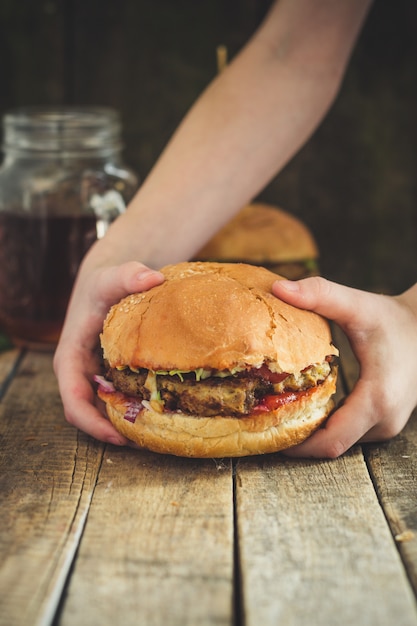 Foto hamburger con carne, formaggio ed erbe