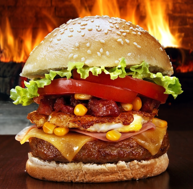 Hamburger con insalata di patate al formaggio