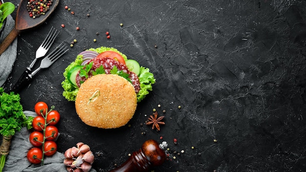 Бургер с помидорами салями и луком Завтрак Вид сверху Свободное место для текста