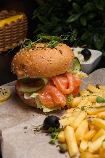 サーモン野菜とフライドポテトのハンバーガー