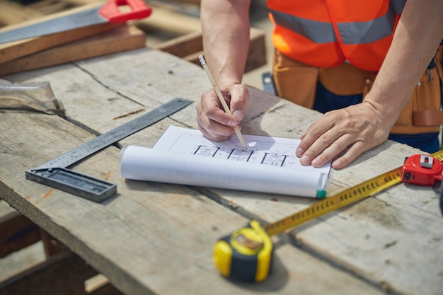 burgerlijk ingenieur met een potlood in zijn hand aan tafel
