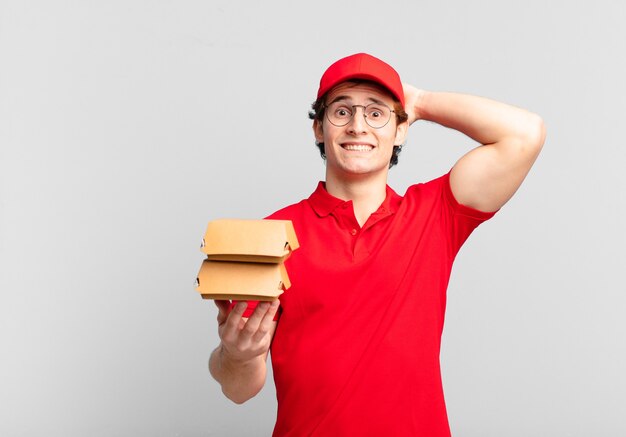 Burgers bezorgen jongen die zich gestrest, bezorgd, angstig of bang voelt, met de handen op het hoofd, in paniek bij een vergissing