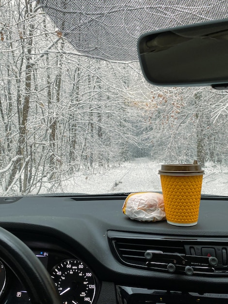 ハンバーガーとコーヒーはダッシュボードにあります