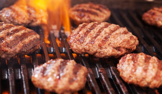 バーガーがグリルで調理されている