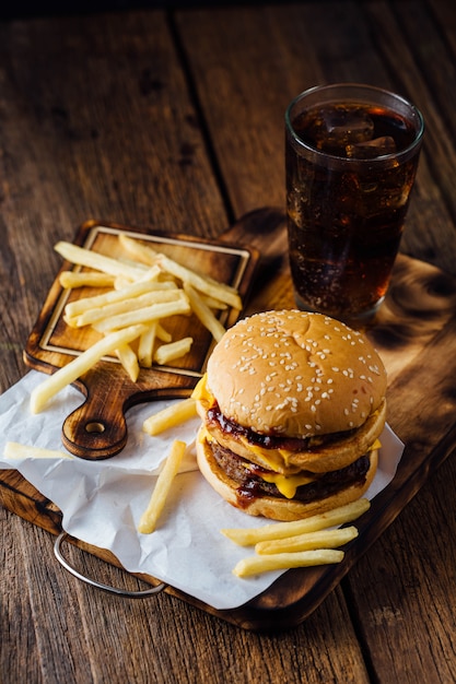 ハンバーガーとフライドポテトの木製テーブル