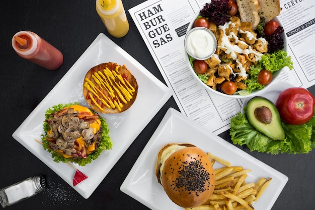 Burgers, frites, salade en restaurant menu