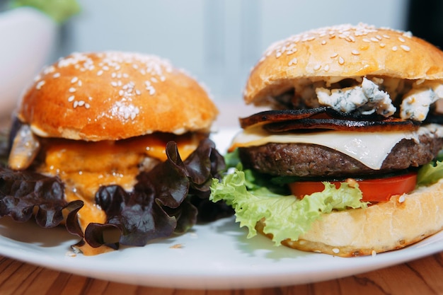 牛肉と野菜のハンバーガー 料理クラスのハンバーガーでオニオンソースで美味しいハンバーガー