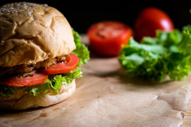 Hamburger con formaggio, insalate e verdure su uno spazio nero