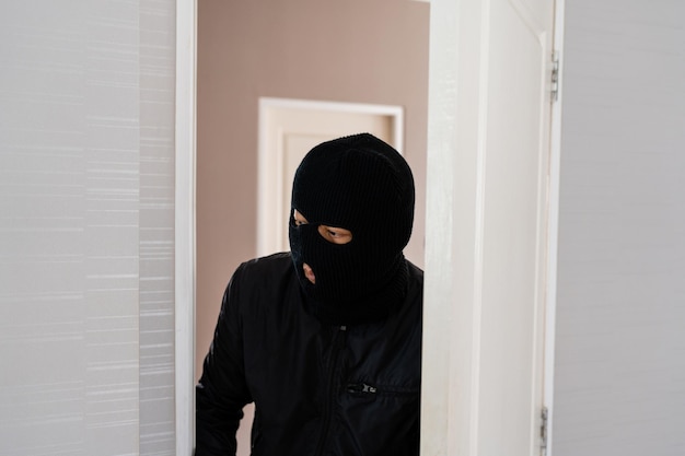도둑은 귀중품을 찾기 위해 방으로 걸어갑니다.