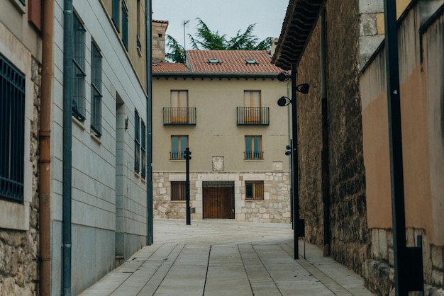 Burgos, spagna - settembre 2021 strada tradizionale nel centro di burgos. foto di alta qualità