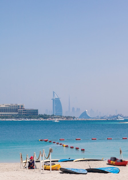 Burj al-Arab overdag. zee en blauwe lucht