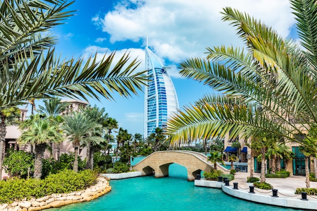 Foto burj al arab visto da madinat jumeirah a dubai emirati arabi uniti mini città araba tradizionale