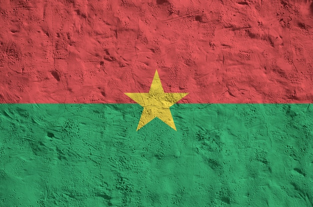 Флаг Буркина-Фасо изображен яркими красками на старой рельефной штукатурке стены.