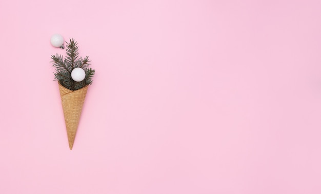 トウヒとクリスマスの飾りと黄麻布のアイスクリームコーン