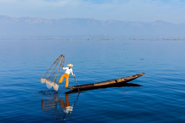 ミャンマーのインレ湖の漁師
