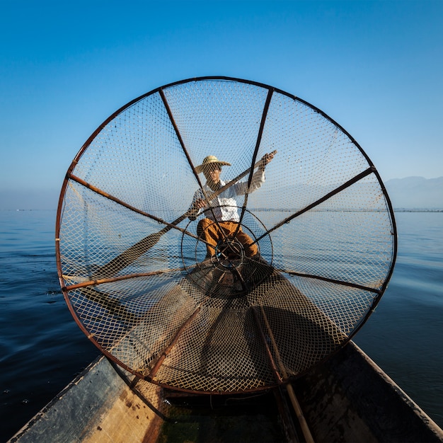 ミャンマーのインレー湖でビルマの漁師