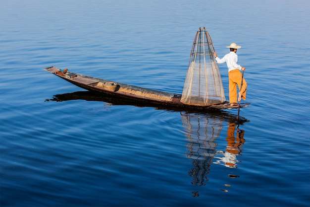 ミャンマーインレー湖でビルマの漁師