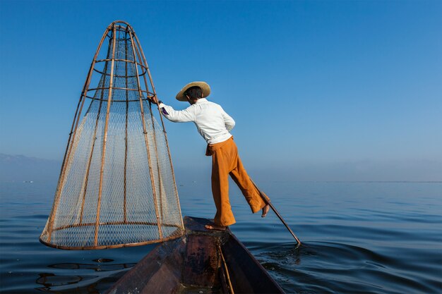 Pescatore birmano nel lago inle, myanmar