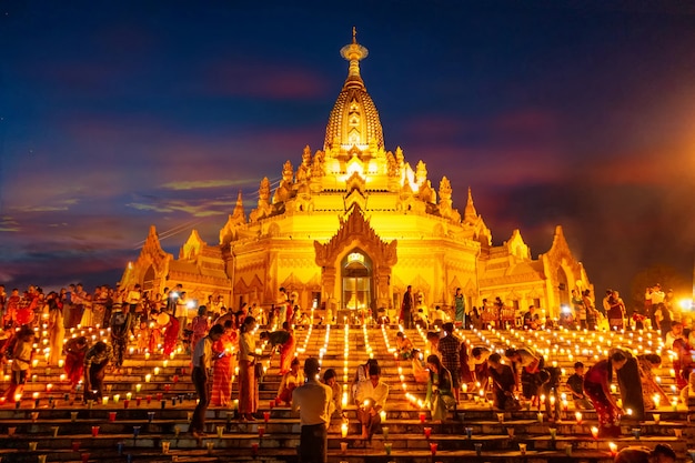 버마인들은 불교의 중요한 날에 촛불을 켰습니다. 1061년 10월 27일 미얀마 양곤 주에 있는 불치사에서 전체적인 그림은 초점에 초점을 맞추지 않습니다.