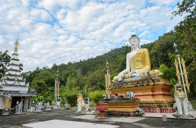 Immagine di buddha seduto birmano in thailandia