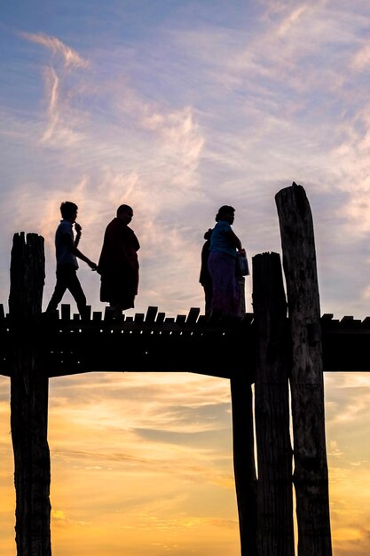 Photo burmese silhouette lifestyle walked on ubein bridge in evening amarapura december 2016