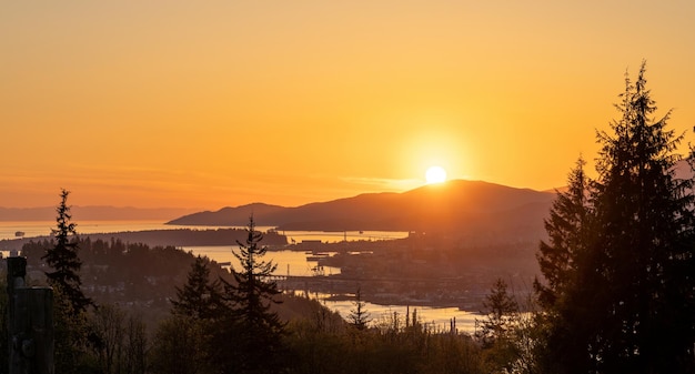 Burnaby Mountain Park bij zonsondergang Met uitzicht op de bovenarmen van Burrard Inlet Burnaby BC Canada