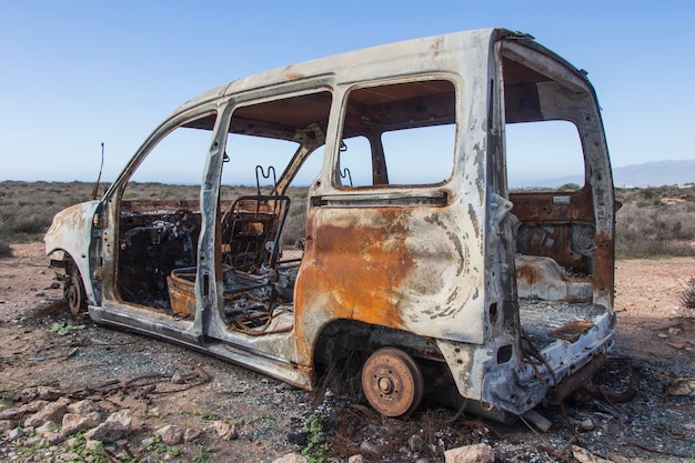 燃やされた車放棄された車が破壊されたbofireミニバン