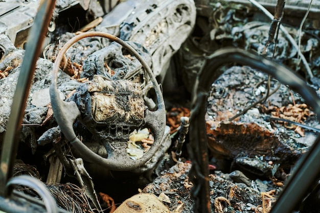 Foto incendio all'interno di un'auto bruciata da vicino incendio di un veicolo incendio di un'automobile incendio d'un veicolo a motore danneggiato