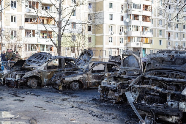 キエフウクライナの爆撃の結果として燃やされた車