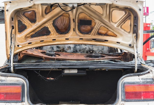 Сгоревший и поврежденный двигатель старого автомобиля после пожара в Таиланде