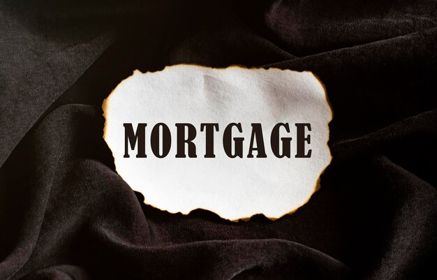 MORTGAGE라는 텍스트가 있는 검정색 배경에 구운 종이