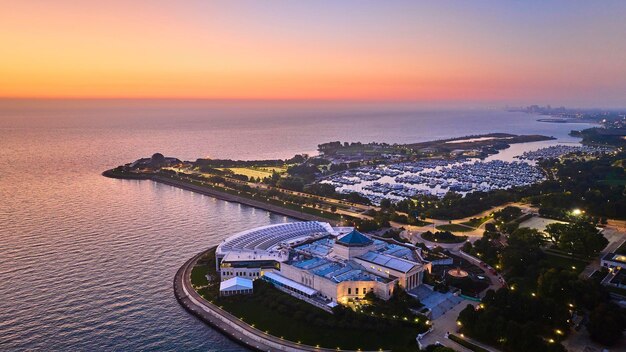 Foto burnham harbor zonsondergang lucht over aquarium met stadsverlichting's nachts op lake michigan chicago il