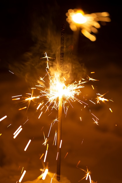 Bruciare il fuoco di capodanno del bengala su uno sfondo nero