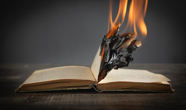 Libro in fiamme sul tavolo di legno