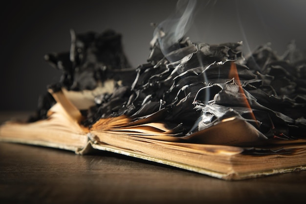 나무 테이블에 불타는 책