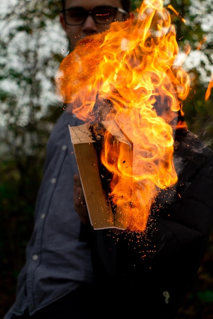 Foto libro in fiamme