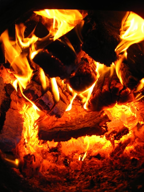 불타는 불꽃의 빛나는 혀를 오븐에서